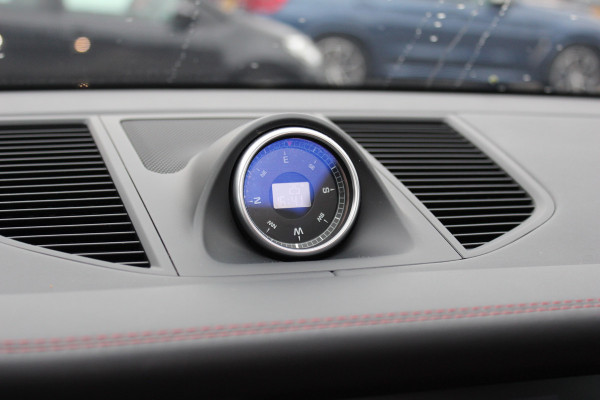 Porsche Macan 2.0 / Trekhaak / Panoramadak / Camera / Leder / Bose / 21'' / Luchtvering / Keyless / Navigatie / DAB / Stoelverwarming / ACC