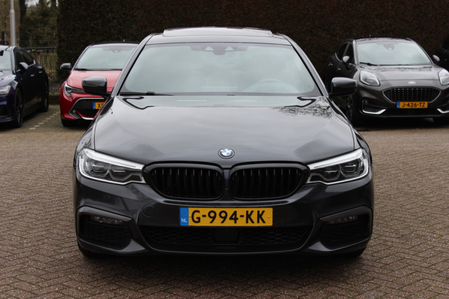 BMW 5 Serie 540i High Exe. M Sport / Trekhaak / Schuifdak / Camera / Leder / Keyless / 20'' / Stoelventilatie+Verwarming / Stuurverwarming / Dodehoek / DAB / ACC
