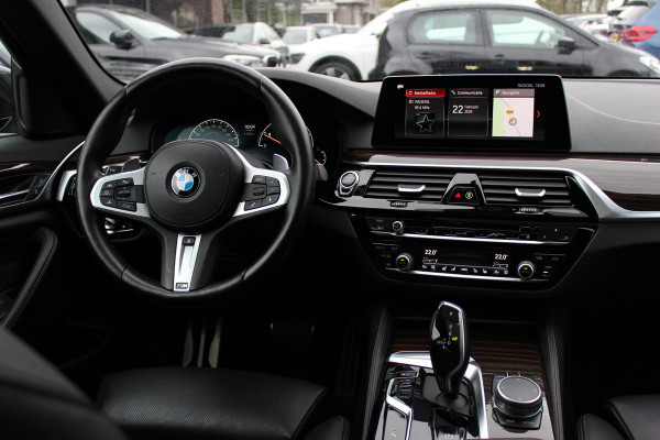 BMW 5 Serie 540i High Exe. M Sport / Trekhaak / Schuifdak / Camera / Leder / Keyless / 20'' / Stoelventilatie+Verwarming / Stuurverwarming / Dodehoek / DAB / ACC