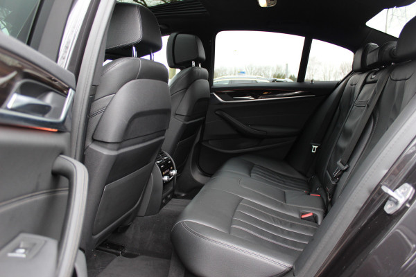 BMW 5 Serie 540i High Exe. M Sport / Trekhaak / Schuifdak / Camera / Leder / Keyless / 20'' / Stoelventilatie+Verwarming / Stuurverwarming / Dodehoek / DAB / ACC
