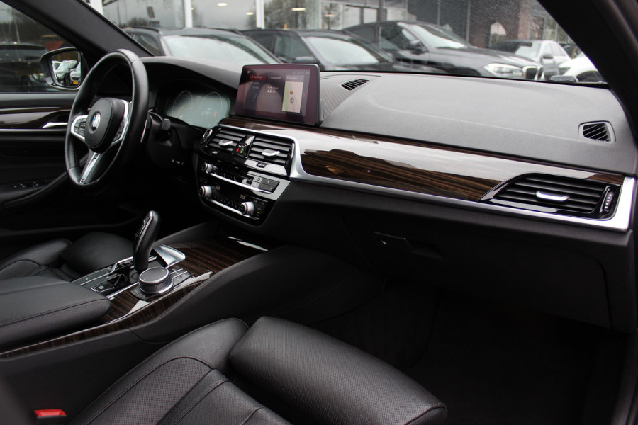 BMW 5 Serie 540i High Exe. M Sport / Trekhaak / Schuifdak / Camera / Leder / Keyless / 20'' / Stoelventilatie+Verwarming / Stuurverwarming / Dodehoek / DAB / ACC