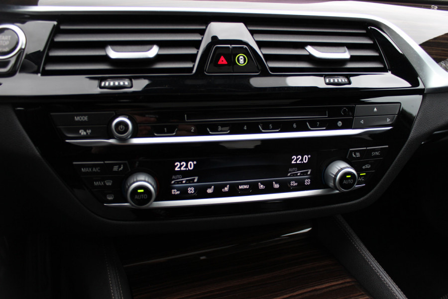 BMW 5 Serie 540i High Exe. M Sport / Trekhaak / Schuifdak / Camera / Leder / Keyless / 20'' / Stoelventilatie+Verwarming / Stuurverwarming / Dodehoek / DAB / ACC