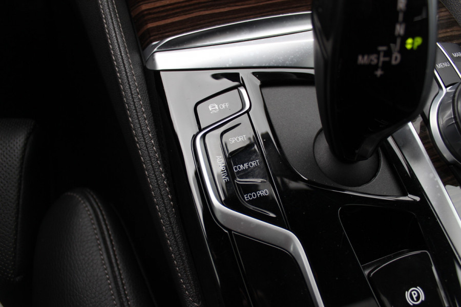 BMW 5 Serie 540i High Exe. M Sport / Trekhaak / Schuifdak / Camera / Leder / Keyless / 20'' / Stoelventilatie+Verwarming / Stuurverwarming / Dodehoek / DAB / ACC