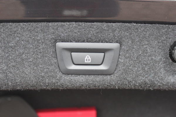 BMW 5 Serie 540i High Exe. M Sport / Trekhaak / Schuifdak / Camera / Leder / Keyless / 20'' / Stoelventilatie+Verwarming / Stuurverwarming / Dodehoek / DAB / ACC