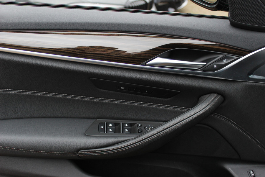 BMW 5 Serie 540i High Exe. M Sport / Trekhaak / Schuifdak / Camera / Leder / Keyless / 20'' / Stoelventilatie+Verwarming / Stuurverwarming / Dodehoek / DAB / ACC