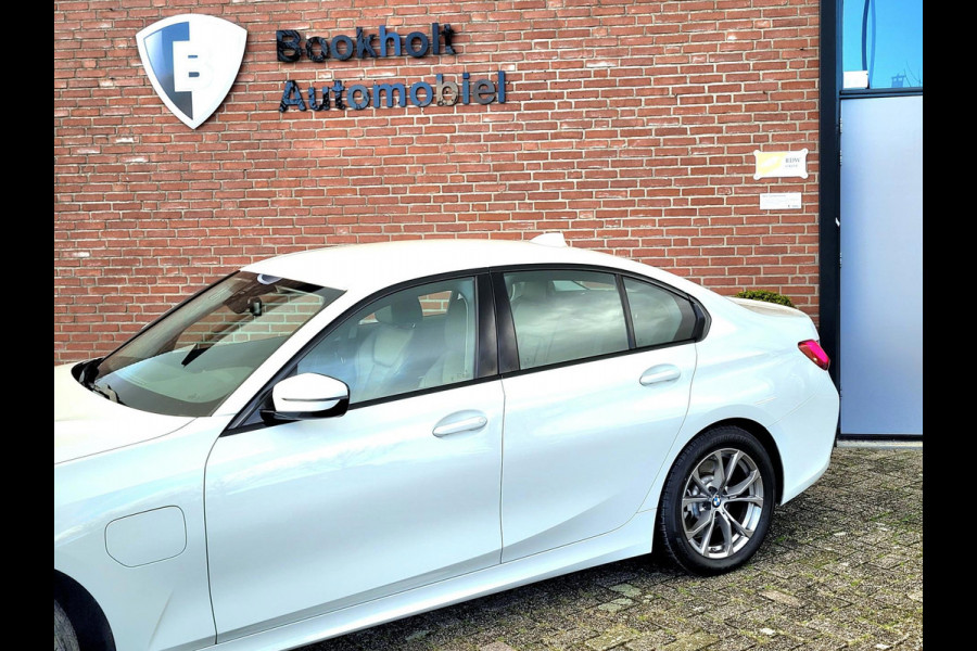 BMW 3-serie 330e Sport Line 292PK, M-stuur, HIFI, Leer, (1e eig. NL NAP)