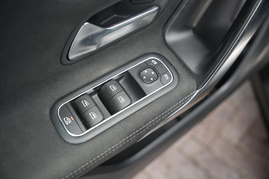 Mercedes-Benz A-Klasse 250 e Business Solution AMG Limited Panoramadak Ambient Widescreen AMG Cruise Camera