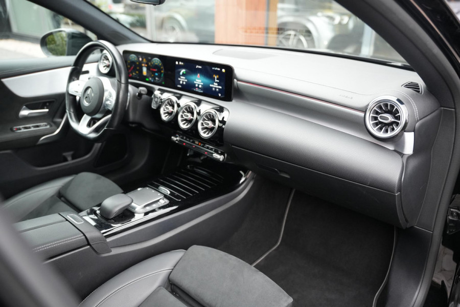 Mercedes-Benz A-Klasse 250 e Business Solution AMG Limited Panoramadak Ambient Widescreen AMG Cruise Camera