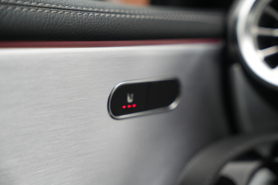 Mercedes-Benz A-Klasse 250 e Business Solution AMG Limited Panoramadak Ambient Widescreen AMG Cruise Camera