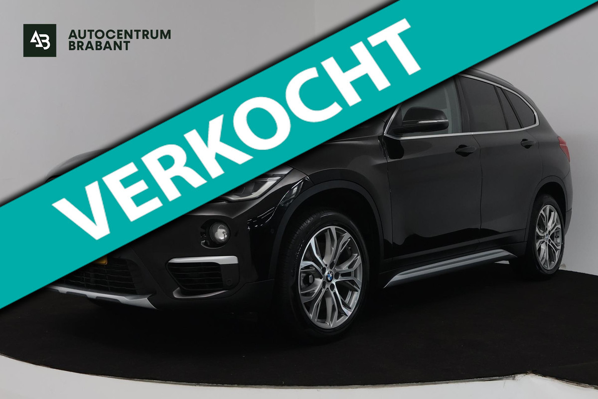 BMW X1 SDrive20i Corporate Lease High Executive (PANORAMADAK, TREKHAAK, CRUISE ADAPTIEF, HEAD-UP, AUTOMAAT, DEALER ONDERHOUDEN)