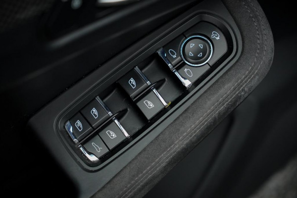 Porsche Macan 3.0 GTS / Pano / Luchtvering / Trekhaak / Sportstoelen / Carplay