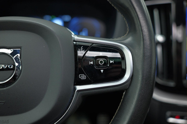Volvo XC60 2.0 Recharge T8 AWD R-Design |Bomvoll|Pano|360 Camera|Luchtvering|Trekhaak|H&K|HUD|