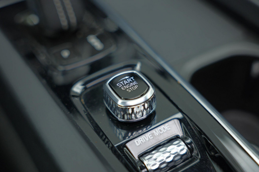 Volvo XC60 2.0 Recharge T8 AWD R-Design |Bomvoll|Pano|360 Camera|Luchtvering|Trekhaak|H&K|HUD|