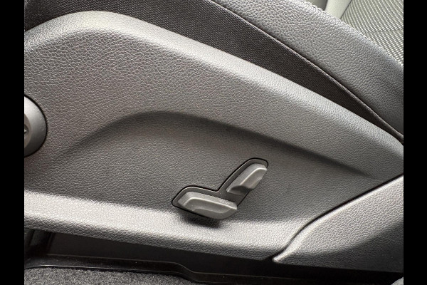 Mercedes-Benz GLC 300e 4MATIC Premium Plus | Panoramadak | Trekhaak | Achteruitrijcamera | Stoelverwarming | Half leder |