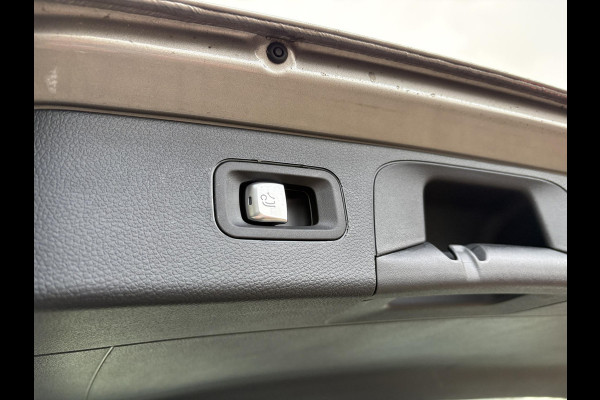 Mercedes-Benz GLC 300e 4MATIC Premium Plus | Panoramadak | Trekhaak | Achteruitrijcamera | Stoelverwarming | Half leder |