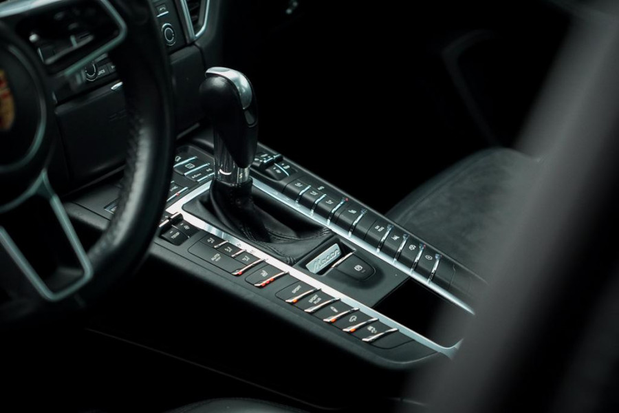 Porsche Macan 3.0 GTS / Pano / Luchtvering / Trekhaak / Sportstoelen / Carplay