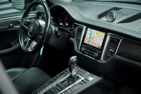 Porsche Macan 3.0 GTS / Pano / Luchtvering / Trekhaak / Sportstoelen / Carplay