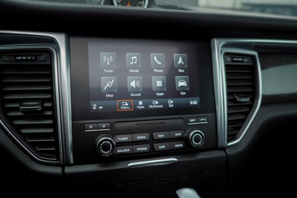 Porsche Macan 3.0 GTS / Pano / Luchtvering / Trekhaak / Sportstoelen / Carplay