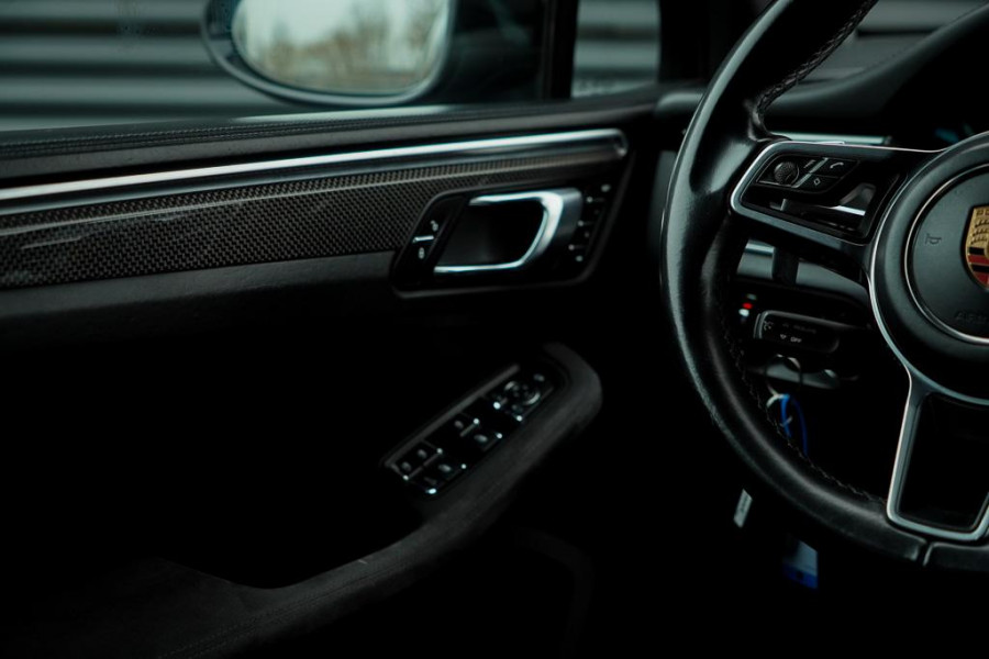 Porsche Macan 3.0 GTS / Pano / Luchtvering / Trekhaak / Sportstoelen / Carplay