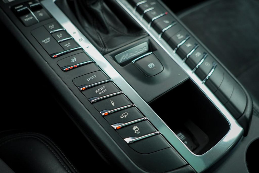Porsche Macan 3.0 GTS / Pano / Luchtvering / Trekhaak / Sportstoelen / Carplay