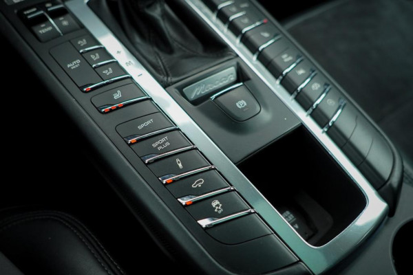 Porsche Macan 3.0 GTS / Pano / Luchtvering / Trekhaak / Sportstoelen / Carplay