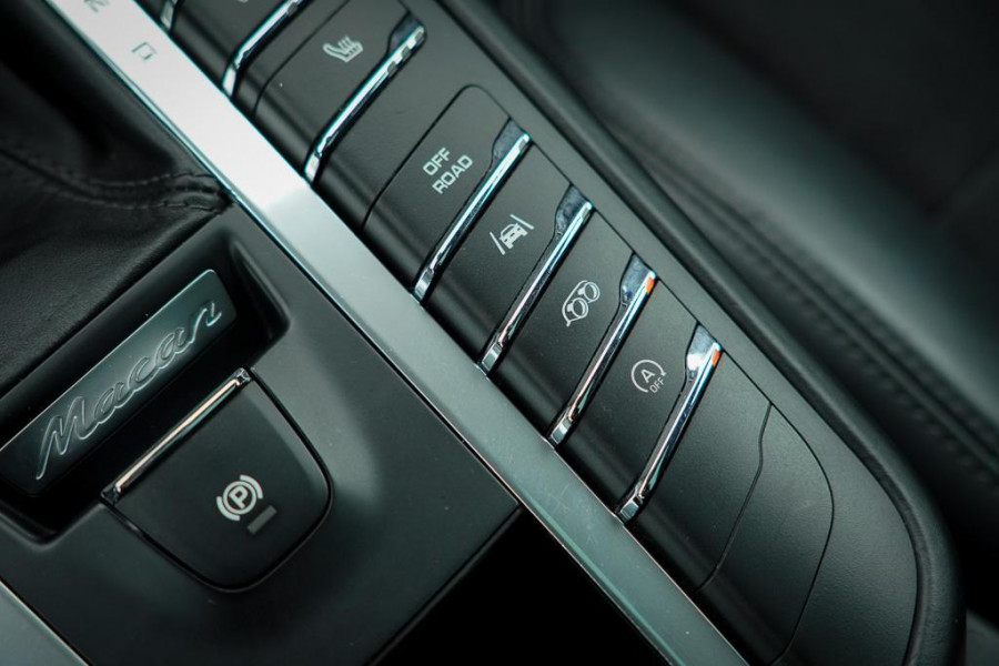 Porsche Macan 3.0 GTS / Pano / Luchtvering / Trekhaak / Sportstoelen / Carplay