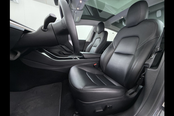Tesla Model 3 RWD SR plus Soh 92% LFP Accu Trekhaak AutoPilot Leder Panoramadak Adaptive-Cruise Camera's Elektr.-Stuur+Stoelen+Spiegels+Geheug Navi LED DAB Voorverwarmen Keyless One-Pedal-Drive Lmv 18" SOH 92% 1e Eigenaar Origineel Nederlandse Auto 1.000kg Trekvermogen