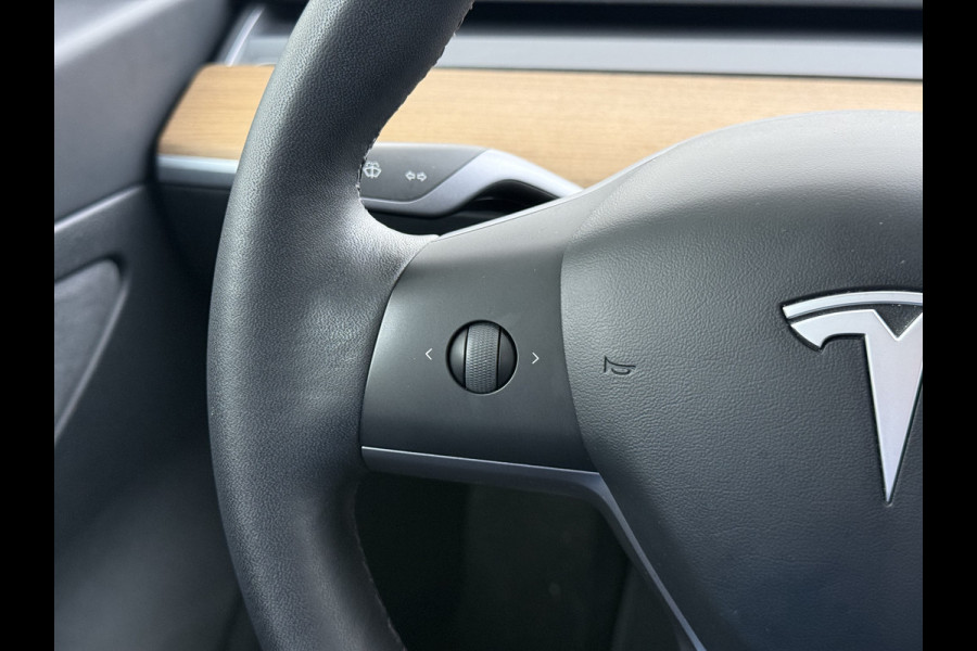 Tesla Model 3 RWD SR plus Soh 92% LFP Accu Trekhaak AutoPilot Leder Panoramadak Adaptive-Cruise Camera's Elektr.-Stuur+Stoelen+Spiegels+Geheug Navi LED DAB Voorverwarmen Keyless One-Pedal-Drive Lmv 18" SOH 92% 1e Eigenaar Origineel Nederlandse Auto 1.000kg Trekvermogen