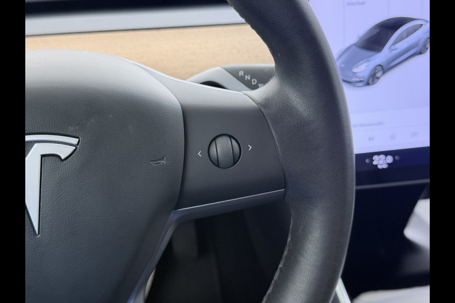 Tesla Model 3 RWD SR plus Soh 92% LFP Accu Trekhaak AutoPilot Leder Panoramadak Adaptive-Cruise Camera's Elektr.-Stuur+Stoelen+Spiegels+Geheug Navi LED DAB Voorverwarmen Keyless One-Pedal-Drive Lmv 18" SOH 92% 1e Eigenaar Origineel Nederlandse Auto 1.000kg Trekvermogen