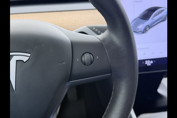 Tesla Model 3 RWD SR plus Soh 92% LFP Accu Trekhaak AutoPilot Leder Panoramadak Adaptive-Cruise Camera's Elektr.-Stuur+Stoelen+Spiegels+Geheug Navi LED DAB Voorverwarmen Keyless One-Pedal-Drive Lmv 18" SOH 92% 1e Eigenaar Origineel Nederlandse Auto 1.000kg Trekvermogen