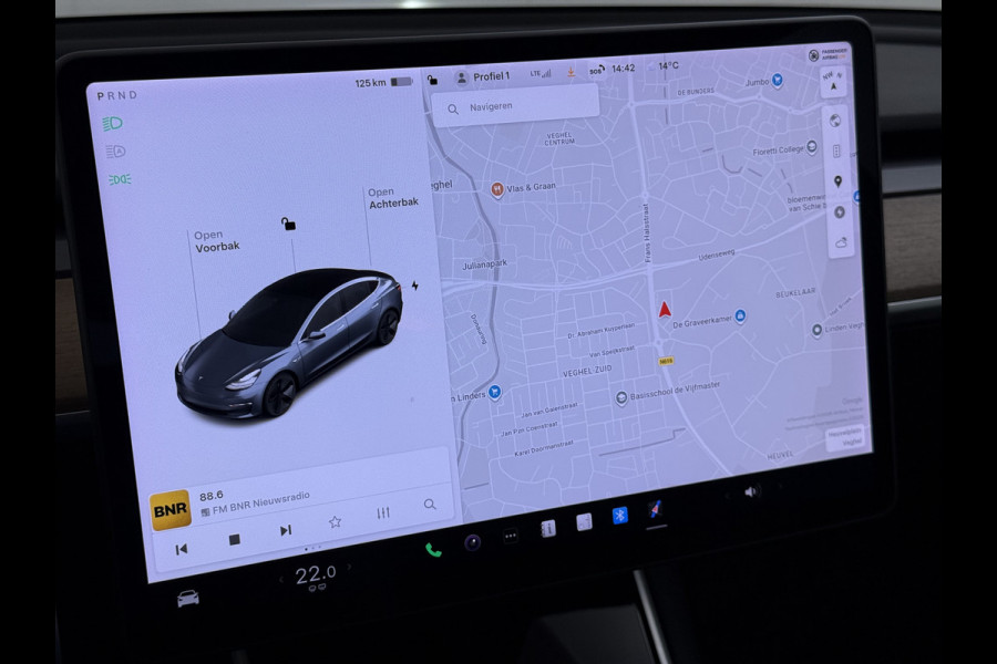 Tesla Model 3 RWD SR plus Soh 92% LFP Accu Trekhaak AutoPilot Leder Panoramadak Adaptive-Cruise Camera's Elektr.-Stuur+Stoelen+Spiegels+Geheug Navi LED DAB Voorverwarmen Keyless One-Pedal-Drive Lmv 18" SOH 92% 1e Eigenaar Origineel Nederlandse Auto 1.000kg Trekvermogen