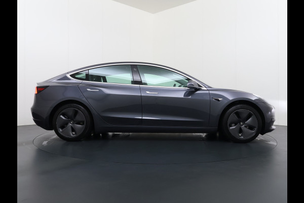 Tesla Model 3 RWD SR plus Soh 92% LFP Accu Trekhaak AutoPilot Leder Panoramadak Adaptive-Cruise Camera's Elektr.-Stuur+Stoelen+Spiegels+Geheug Navi LED DAB Voorverwarmen Keyless One-Pedal-Drive Lmv 18" SOH 92% 1e Eigenaar Origineel Nederlandse Auto 1.000kg Trekvermogen