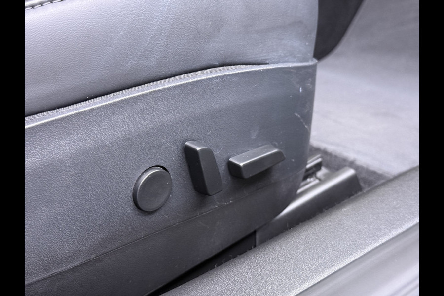 Tesla Model 3 RWD SR plus Soh 92% LFP Accu Trekhaak AutoPilot Leder Panoramadak Adaptive-Cruise Camera's Elektr.-Stuur+Stoelen+Spiegels+Geheug Navi LED DAB Voorverwarmen Keyless One-Pedal-Drive Lmv 18" SOH 92% 1e Eigenaar Origineel Nederlandse Auto 1.000kg Trekvermogen