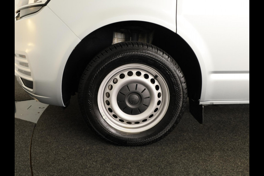 Volkswagen Transporter 2.0 TDI L2H1 32 DC Highline 150 pk Automaat | Navigatie | Trekhaak (afneembaar) | Adaptieve cruise control |