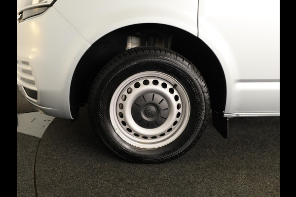 Volkswagen Transporter 2.0 TDI L2H1 32 DC Highline 150 pk Automaat | Navigatie | Trekhaak (afneembaar) | Adaptieve cruise control |