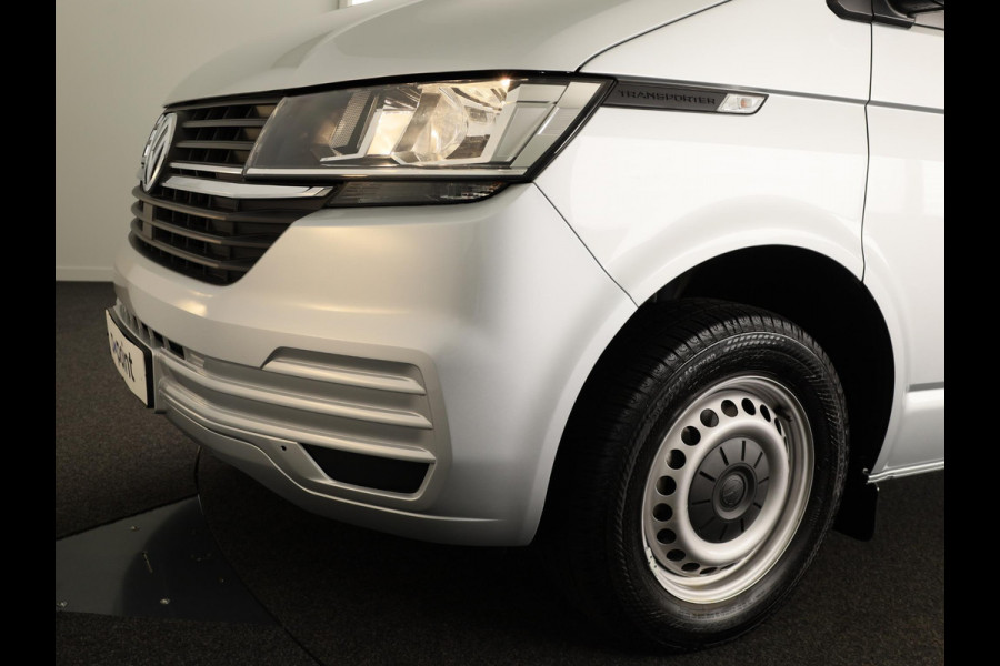 Volkswagen Transporter 2.0 TDI L2H1 32 DC Highline 150 pk Automaat | Navigatie | Trekhaak (afneembaar) | Adaptieve cruise control |