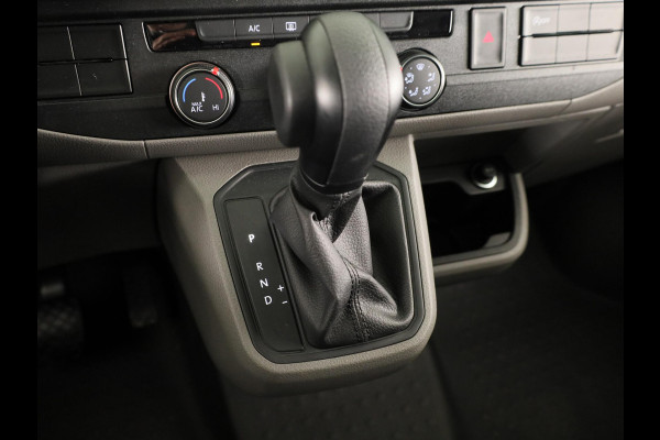 Volkswagen Transporter 2.0 TDI L2H1 32 DC Highline 150 pk Automaat | Navigatie | Trekhaak (afneembaar) | Adaptieve cruise control |