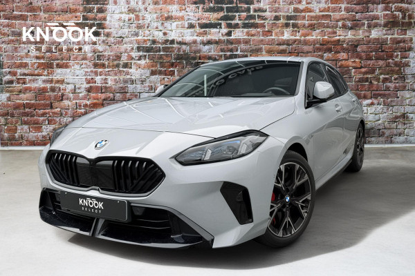 BMW 1-serie 120i High Executive M Sport Pakket Automaat / Panoramadak / Head-Up Display / Live Cockpit Professional / Comfort Access / Adaptief M Onderstel / Sportstoelen / Adaptieve LED-koplamp / Driving Assistant / 19 Inch / Stoelverwarming / M Sportremsysteem
