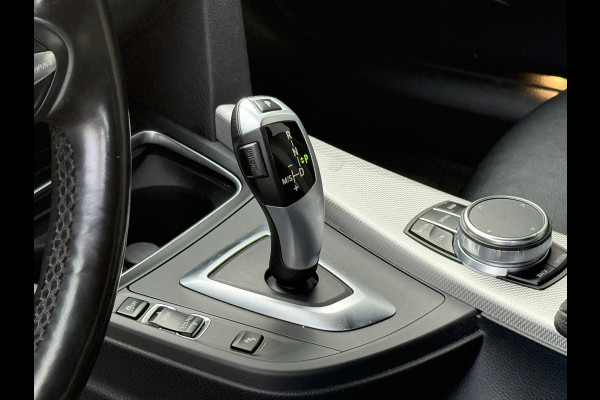 BMW 3 Serie Touring 318i M Sport Leder|Flippers|Dodehoek|Camera