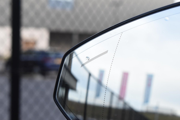 Volvo EX30 272PK Single Motor Extended Range Plus / Adaptieve Cruise Control/ Dodehoek Detectie / Parkeersensoren voor en achter/ Achteruitrijcamera/ Warmtepomp/ Google Services/