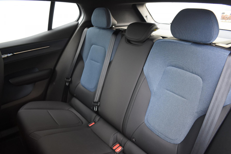 Volvo EX30 272PK Single Motor Extended Range Plus / Adaptieve Cruise Control/ Dodehoek Detectie / Parkeersensoren voor en achter/ Achteruitrijcamera/ Warmtepomp/ Google Services/