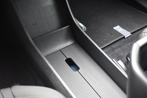 Volvo EX30 272PK Single Motor Extended Range Plus / Adaptieve Cruise Control/ Dodehoek Detectie / Parkeersensoren voor en achter/ Achteruitrijcamera/ Warmtepomp/ Google Services/