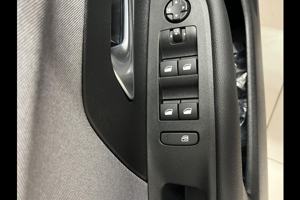 Opel Mokka 1.2 Turbo Hybrid Business Edition lichtmetelan velgen, navigatie, achteruitrijcamera,draadloze telefoon koppeling met draadloos opladen