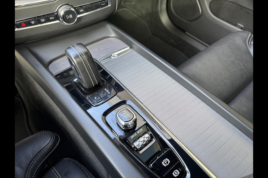 Volvo XC60 2.0 T6 Plug-in hybrid AWD R-Design | Wegklapbare Trekhaak | Elektrisch schuif-/kanteldak | ACC | Leder | Stoel- Verwarming & Ventilatie | Memory Seats | 360 Camera