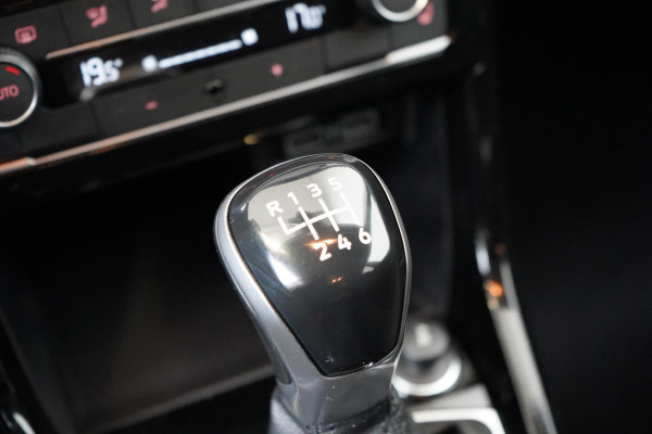 Volkswagen T-Cross 1.0 TSi 115pk United | Navigatie | Trekhaak | All-seasonbanden | Blind-Spot | Adaptive cruise