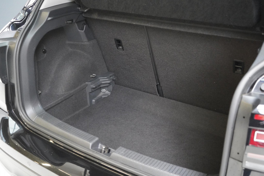 Volkswagen T-Cross 1.0 TSi 115pk United | Navigatie | Trekhaak | All-seasonbanden | Blind-Spot | Adaptive cruise