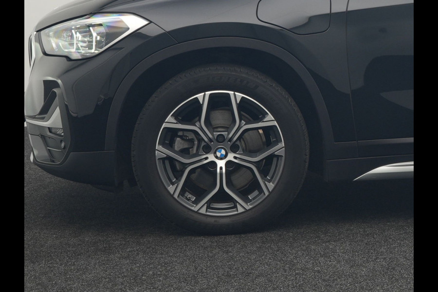 BMW X1 xDrive25e X Line Plug In Hybrid 221pk Dealer O.H. PHEV | Panodak | Head Up | Camera | Stuur Verwarmd | Lederen Sportstoelen Verwarmd | Hifi Audio | Adaptive LED | Sfeerverlichting | Cruise Control | Navigatie | DAB |