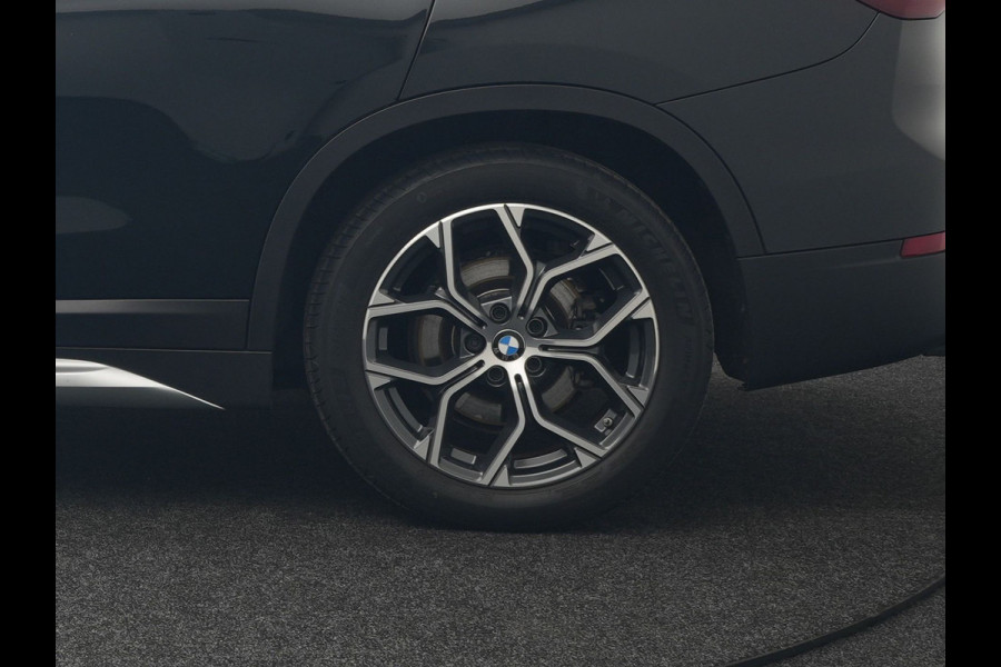 BMW X1 xDrive25e X Line Plug In Hybrid 221pk Dealer O.H. PHEV | Panodak | Head Up | Camera | Stuur Verwarmd | Lederen Sportstoelen Verwarmd | Hifi Audio | Adaptive LED | Sfeerverlichting | Cruise Control | Navigatie | DAB |