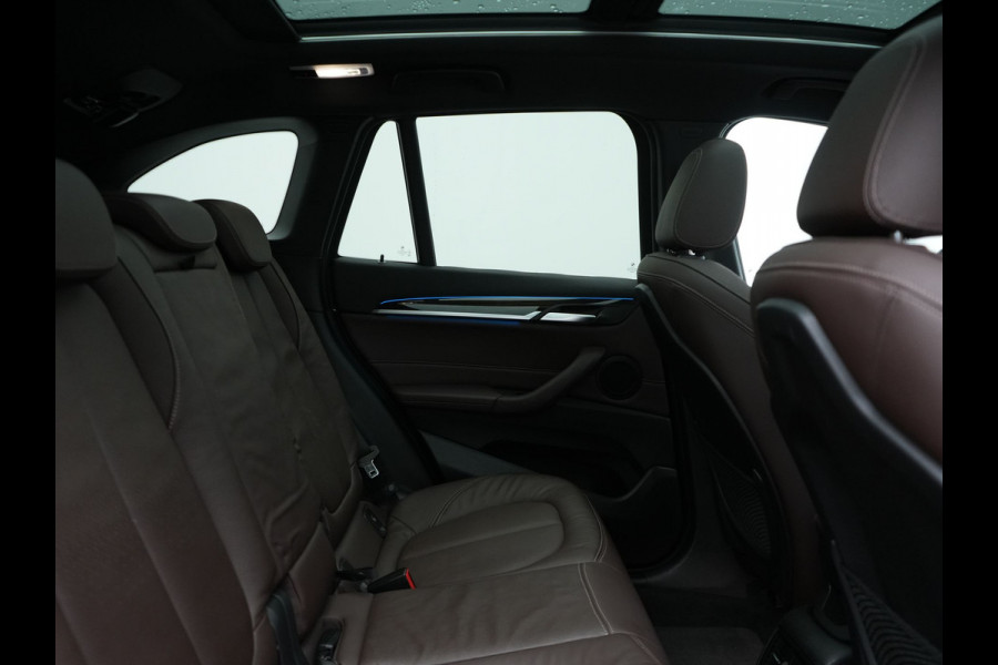BMW X1 xDrive25e X Line Plug In Hybrid 221pk Dealer O.H. PHEV | Panodak | Head Up | Camera | Stuur Verwarmd | Lederen Sportstoelen Verwarmd | Hifi Audio | Adaptive LED | Sfeerverlichting | Cruise Control | Navigatie | DAB |