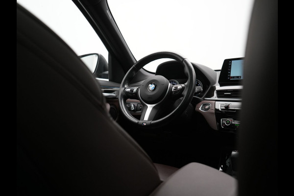 BMW X1 xDrive25e X Line Plug In Hybrid 221pk Dealer O.H. PHEV | Panodak | Head Up | Camera | Stuur Verwarmd | Lederen Sportstoelen Verwarmd | Hifi Audio | Adaptive LED | Sfeerverlichting | Cruise Control | Navigatie | DAB |